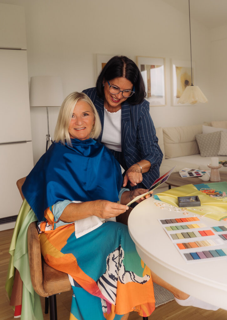 Regina und Natalie haben Spaß bei der Arbeit